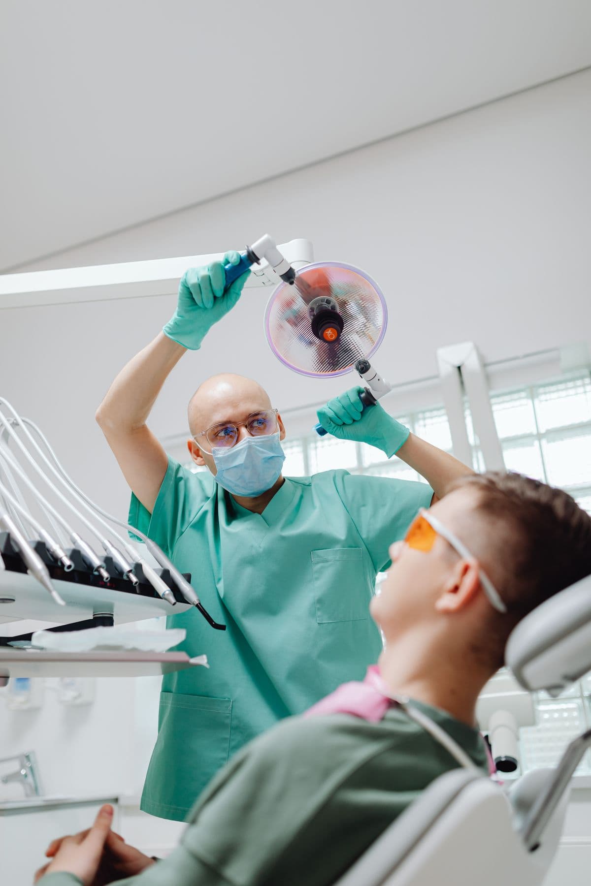 Patient au fauteuil pendant des soins dentaires